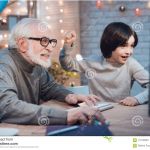 Coloriage A Colorier Sur L'ordinateur Génial Le Grand Père Et Le Petit Fils Jouent Des Jeux Sur L